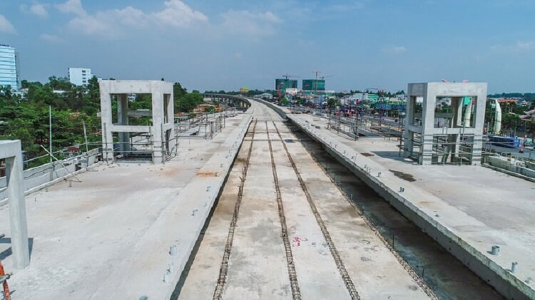 Cận cảnh 2,4km tuyến đường sắt metro số 1 TP.HCM - Suối Tiên đang được lắp ray