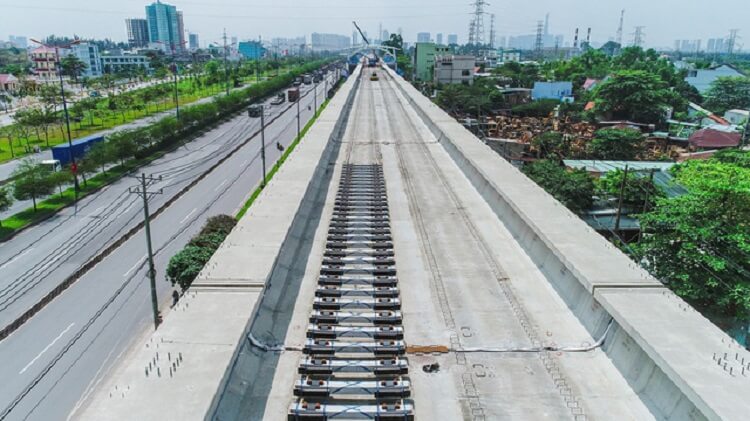 Cận cảnh 2,4km tuyến đường sắt metro số 1 TP.HCM - Suối Tiên đang được lắp ray