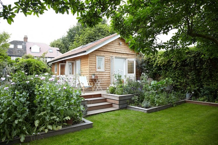 outbuilding-of-the-week-a-tiny-summerhouse-in-south-london-1200x800_c-min