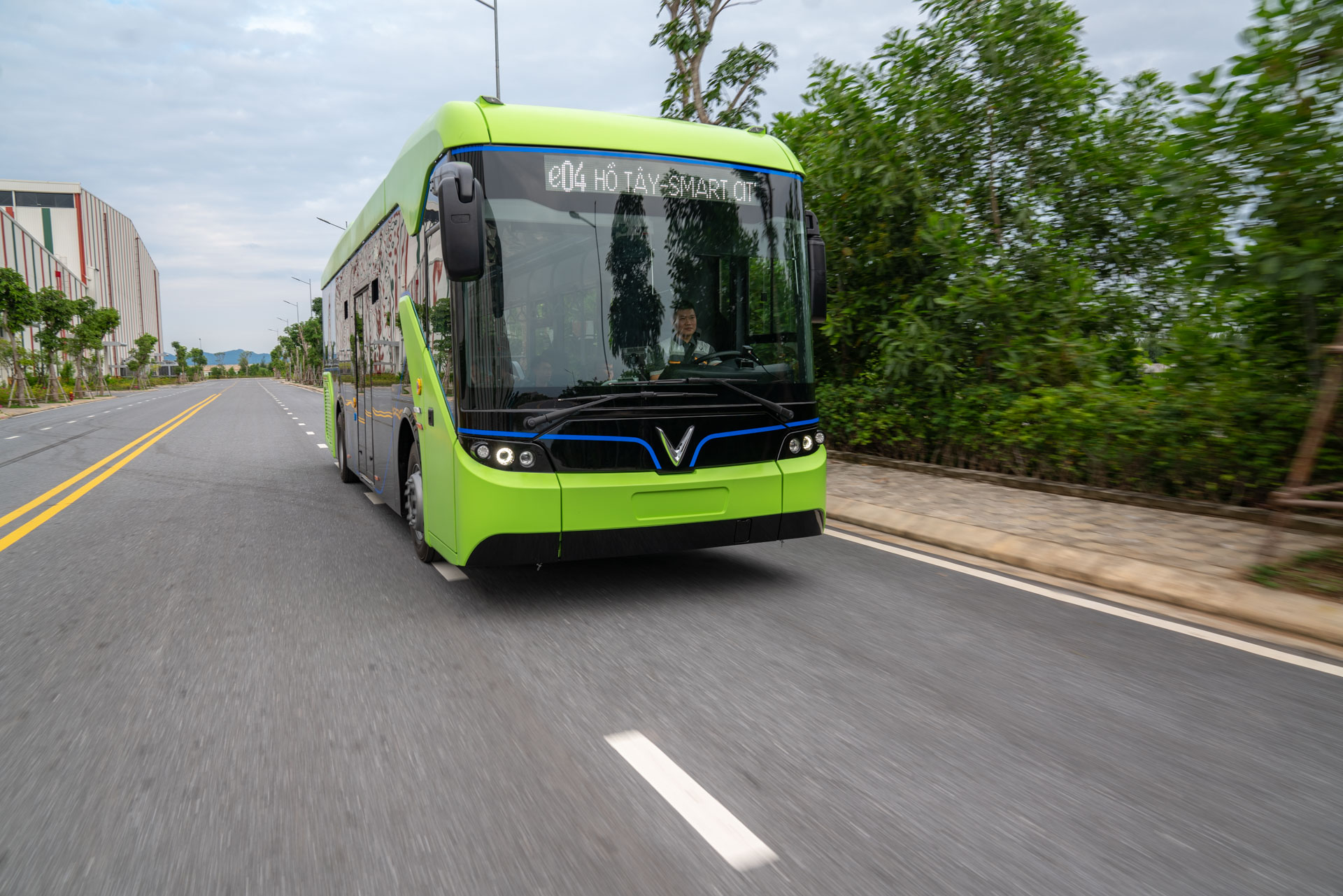 Tuyến buýt điện VinBus đầu tiên vận hành tại TP.HCM, xem lộ trình chi tiết